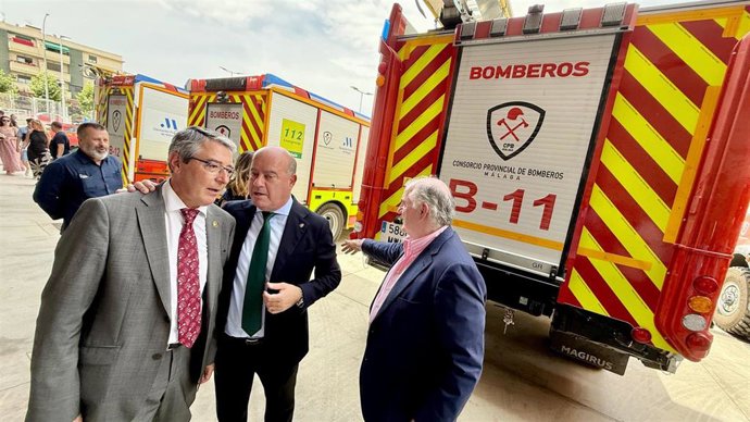 El presidente de la Diputación de Málaga, Francisco Salado; el alcalde de Antequera, Manuel Barón; y el diputado responsable del CPB, Manuel Marmolejo, durante la inauguración del nuevo parque de Antequera.