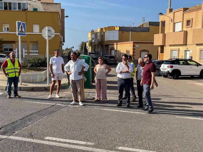 Acceso al barrio de Cabo de Gata, en Almería.