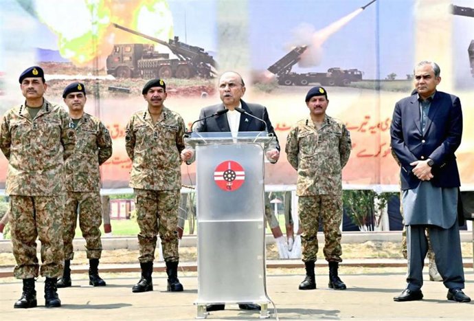 Archivo - El presidente de Pakistán, Asif Ali Zardari, junto al jefe del Ejército, Syed Asim Munir.