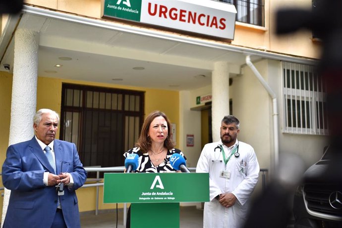 La delegada del Gobierno andaluz, Patricia Navarro, visita las instalaciones del centro de salud de El Palo