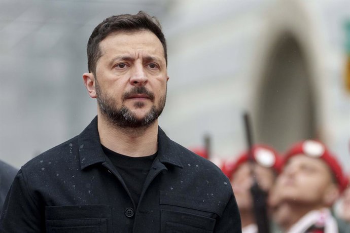 16 de junho de 2025, Viena, Áustria: VOLODYMYR ZELENSKYY, presidente da Ucrânia, e sua esposa Olena são recebidos em Viena com honras militares pelo presidente federal austríaco Alexander Van Der Bellen e sua esposa Doris.