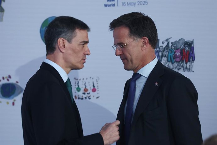 Archivo - El presidente del Gobierno, Pedro Sánchez, conversa con el secretario general de la OTAN, Mark Rutte, durante la cumbre de la Comunidad Política Europea, a 16 de mayo de 2025, en Tirana (Albania).