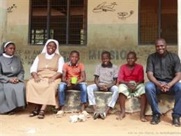 Archivo - Un sacerdote, dos religiosas y varios niños en frente de una escuela en Tarasaa (Kenia).