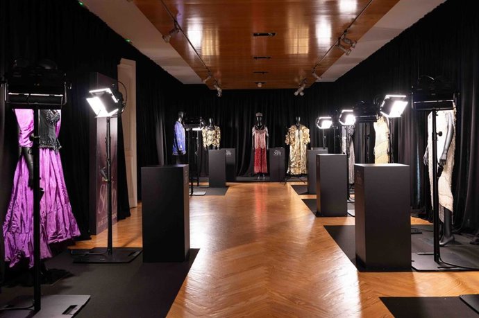 La Academia de Cine muestra doce vestidos de Sara Montiel.
