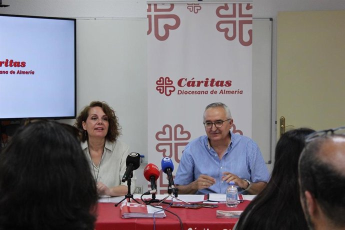 La directora de Cáritas Diocesana de Almería, María del Carmen Torres, y el delegado episcopal, Juan Antonio Plaza, durante la presentación de la memoria anual de 2024.