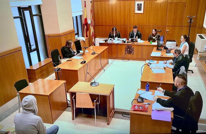 Archivo - El acusado de abusar sexualmente de dos primas menores de edad y de prostituir a una de ellas en la Audiencia Provincial de Barcelona