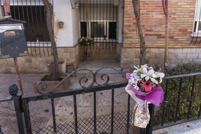 Archivo - Imagen de archivo de un ramo de flores en la valla de una casa del barrio de la Fuente, a un mes del paso de la dana por Valencia, a 29 de noviembre de 2024, en Utiel