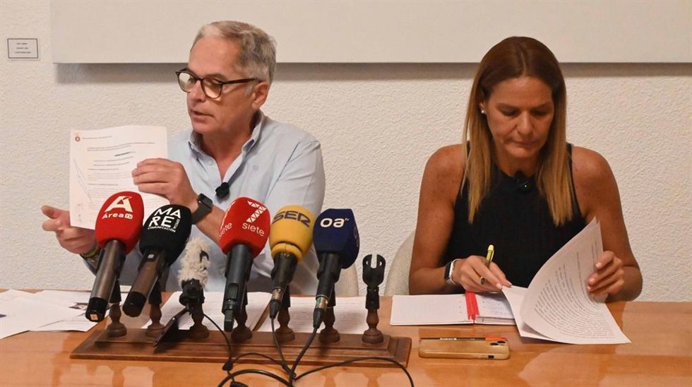 El portavoz del Ayuntamiento de Algeciras, Jacinto Muñoz, con la concejala de Hacienda, María Solanes.