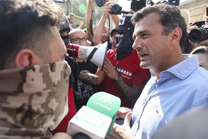 El alcalde de Cádiz, Bruno García, en las puertas del Ayuntamiento junto a manifestantes por la huelga del sector del metal en la segunda jornada de paros por la negociación del convenio colectivo