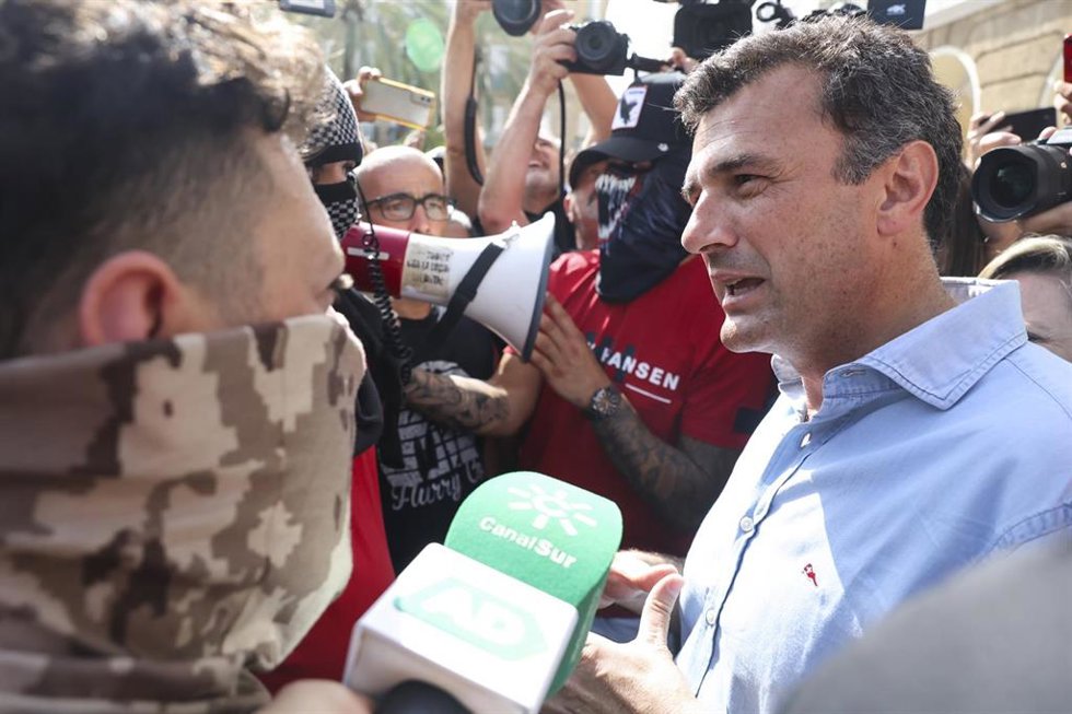 El alcalde de Cádiz, Bruno García, en las puertas del Ayuntamiento junto a manifestantes por la huelga del sector del metal en la segunda jornada de paros por la negociación del convenio colectivo