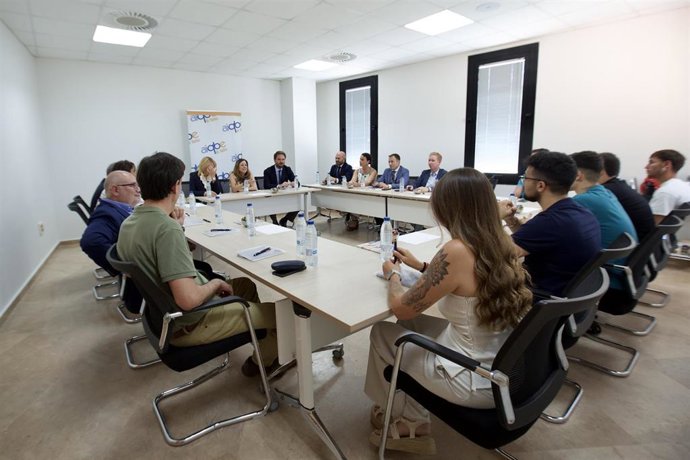 La consejera de Desarrollo Educativo y Formación Profesional, María del Carmen Castillo, mantiene un encuentro con los estudiantes de FP en Huelva.