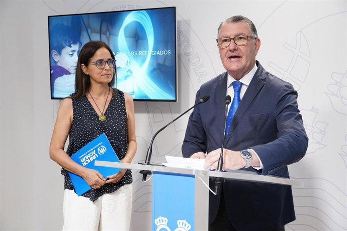 El vicepresidente de la Diputación, José Manuel Zamora, y la coordinadora de Acnur para Andalucía y Extremadura, Esperanza Belmonte.