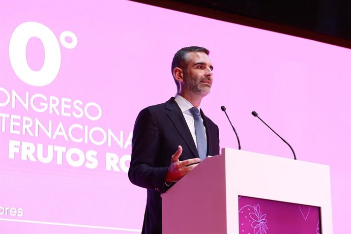 El consejero de Agricultura, Pesca, Agua y Desarrollo Rural, Ramón Fernández-Pacheco, en la clausura del X Congreso de los Frutos Rojos de Huelva.