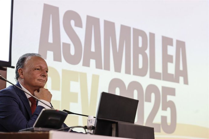 El presidente de la Confederación Empresarial Valenciana (CEV), Salvador Navarro, durante la asamblea general de la Confederación Empresarial de la Comunitat Valenciana (CEV), en el Hotel Balneario Las Arenas