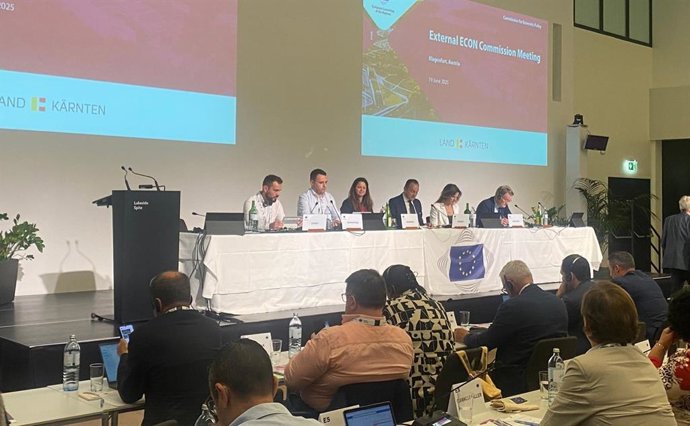 El consejero de Hacienda, Guillermo Peláez, junto a integrantes de la comisión de Política Económica del Comité de las Regiones.