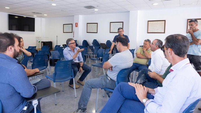 El portavoz de Vox en Andalucía, Manuel Gavira, se reúne con los agricultores de Lebrija.