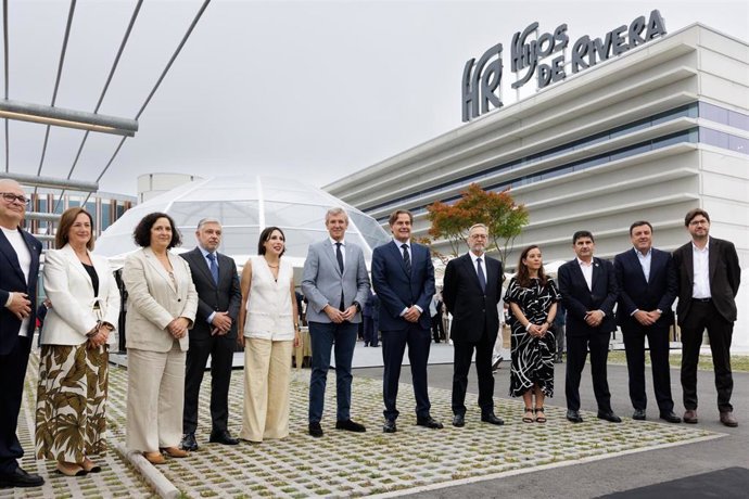 El presidente de la Xunta, Alfonso Rueda, y otras autoridades en la inauguración de la nueva planta de Estrella Galicia ubicada en Morás, Arteixo (A Coruña)