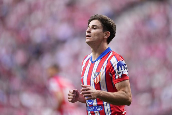 Archivo - Julian Alvarez, do Atlético de Madri, observa durante a partida de futebol da Liga Espanhola, LaLiga EA Sports, disputada entre o Atlético de Madri e o Real Betis Balompie no estádio Riyadh Air Metropolitano em 18 de maio de 2025, em Madri, Espa