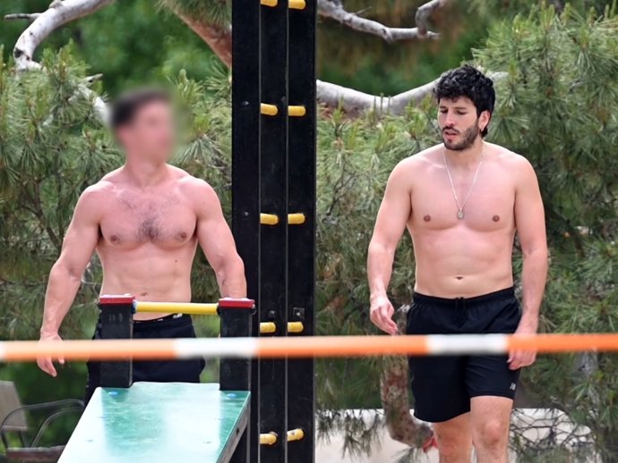 SEBASTIÁN YATRA HACE EJERCICIO FÍSICO EN PLENO CENTRO DE MADRID