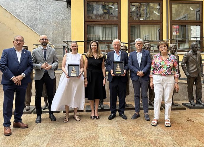 La directora de la Fundación CEPA y el Museo de la Emigración Leonesa, Nuria Alonso (centro), con Nemesio Pérez (a su derecha) e Inmaculada Gutiérrez Barquín (a su izquierda).