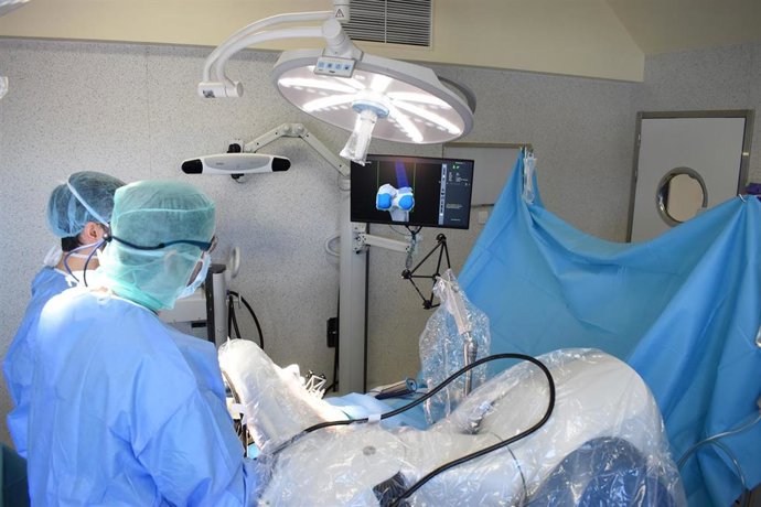 Archivo - El servicio de Traumatología de HM Rosaleda utiliza el robot MAKO