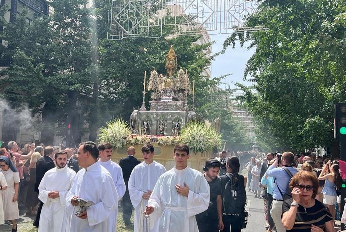 Imagenes de la procesión del Corpus Christi por las calles de la capital granadina.