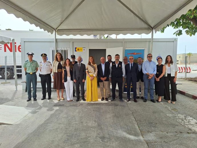 El subdelegado del Gobierno, Javier Salas, visita las instalaciones del operativo de la OPE en el Puerto de Málaga, junto a la directora general de Protección Civil y Emergencias, Virgina Barcones, y el presidente de la Autoridad Portuaria, Carlos Rubio.