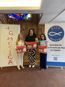 La concejala de Bienestar Social y Juventud del Ayuntamiento de León, Vera López Álvarez (centro), con representantes de +QMúsica y la Sociedad de San Vicente de Paúl en León.