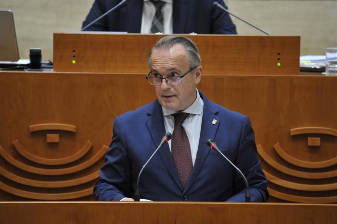 El consejero de Infraestructuras, Transporte y Vivienda, Manuel Martín Castizo, interviene en el pleno de la Asamblea de Extremadura