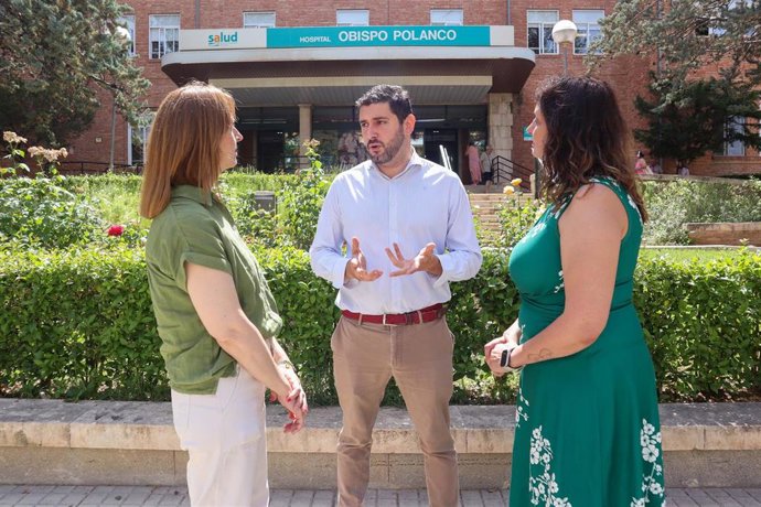 El portavoz de Vox en las Cortes de Aragón, Alejandro Nolasco, conversa con las dos concejales de este partido en el Ayuntamiento de Teruel, Elena Fernández y Verónica Luz.