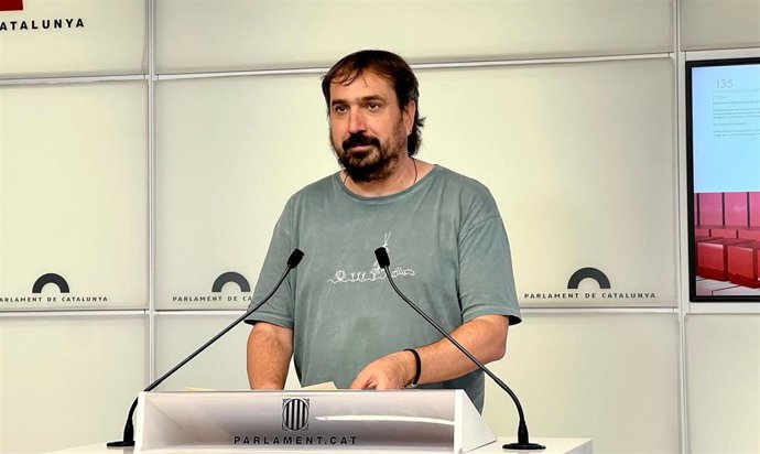 El portavoz de la CUP en el Parlament, Dani Cornellà, en una rueda de prensa desde la Cámara