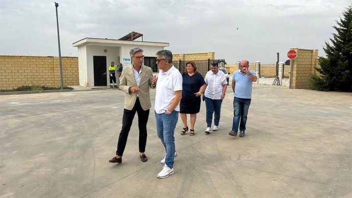 Andrés Lorite y Matías González, durante la visita al punto limpio de Hinojosa del Duque.