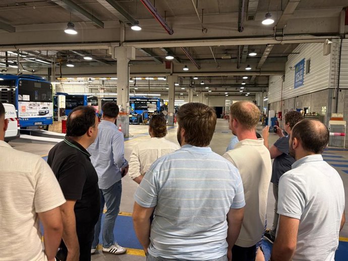 Mugikortasuneko ikasketak egiten ari diren Frantziako ikasleen talde batek Dbus bisitatu du