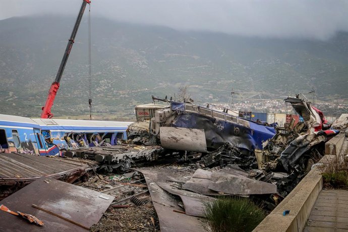 Archivo - March 1, 2023, Larisa, Greece: Firefighters and rescuers operate after a collision in Tempe, about 376 kilometres  north of Athens, near Larissa city, Greece, . A train carrying hundreds of passengers has collided with an oncoming freight train 