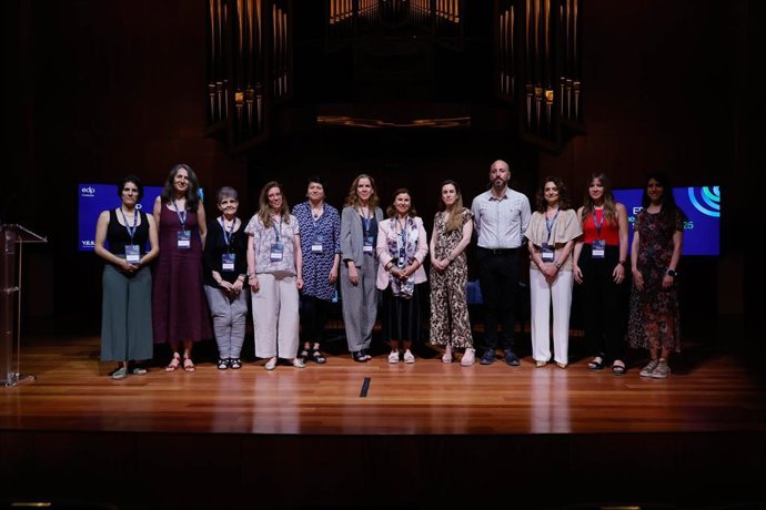 Entidades y beneficiarios participantes en el décimo aniversario EDP Energia Solidaria, junto a la directora de la Fundación EDP, Vanda Martins.