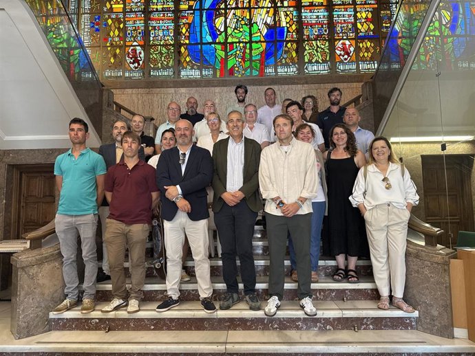 El concejal de Deportes, Vicente Canuria, con representantes de las entidades colaboradoras en el programa deportivo de las fiestas de San Juan y San Pedro de León capital.