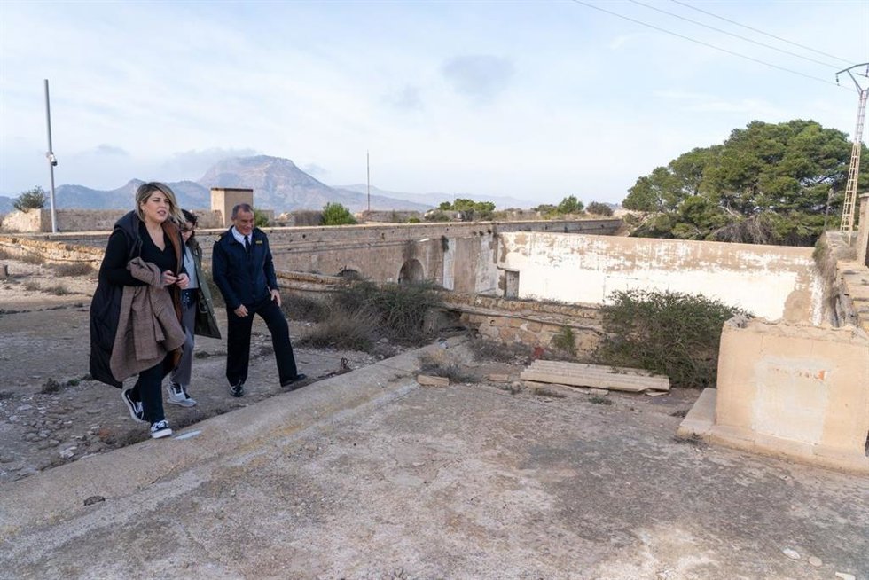 Archivo - La alcaldesa de Cartagena, Noelia Arroyo, visitando el Castillo de Galeras