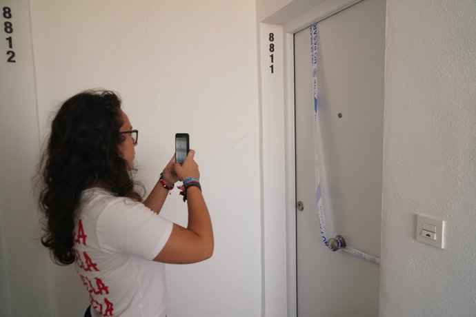 Puerta de la vivienda donde han encontrado los cuerpos de una mujer con signos de violencia y el de su pareja. A 19 de junio de 2025, en Fuengirola, Málaga (Andalucía, España).