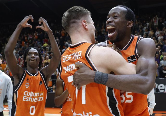 Archivo - Los jugadores del Valencia Basket celebran una victoria