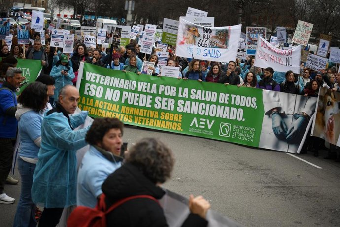 Archivo - Varias personas con una pancarta y carteles durante una concentración de veterinarios por la polémica de la ley de medicamentos, frente al Ministerio de Agricultura, a 5 de marzo de 2025, en Madrid (España). 