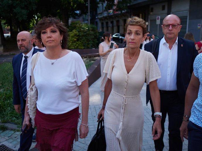 La presidenta del Gobierno de Navarra, María Chivite, se dirige al Parlamento de Navarra este jueves acompañada de parlamentarios del PSN y consejeros del Ejecutivo.