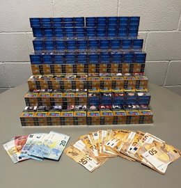 Dinero en efectivo y cajetillas de tabaco incautados en el vehículo en el que viajaban los dos detenidos en Calonge (Girona)