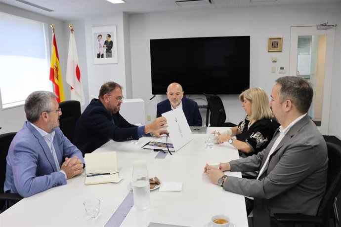 La alcaldesa de Úbeda, Antonia Olivares, y el alcalde de Mérida, Antonio Rodríguez Osuna, durante la reunión en el Insituto Cervantes de Tokyo, el 19 de junio de 2025.