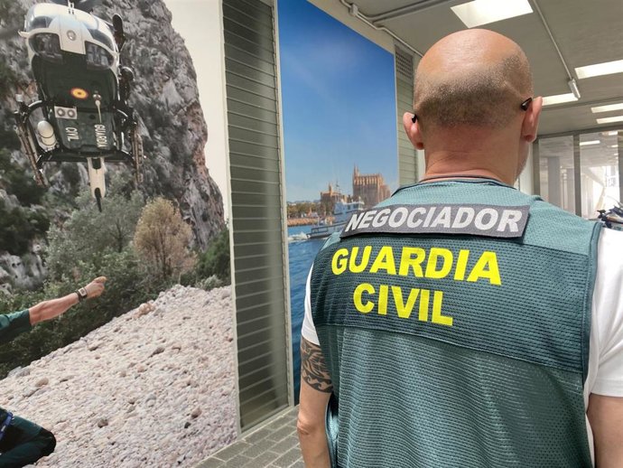 Archivo - Agente negociador de la Guardia Civil.