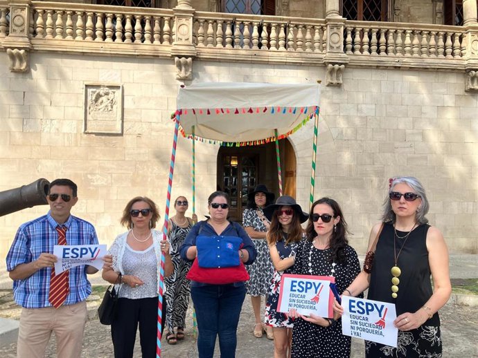 Miembros de la Assemblea de Docents escenifican con ironía el "ataque" de PP-Vox a la educación ante el Consolat de Mar.