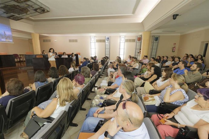 La diputada de Asistencia a Municipios, Pilar Martín, durante la reunión con los secretarios municipales.