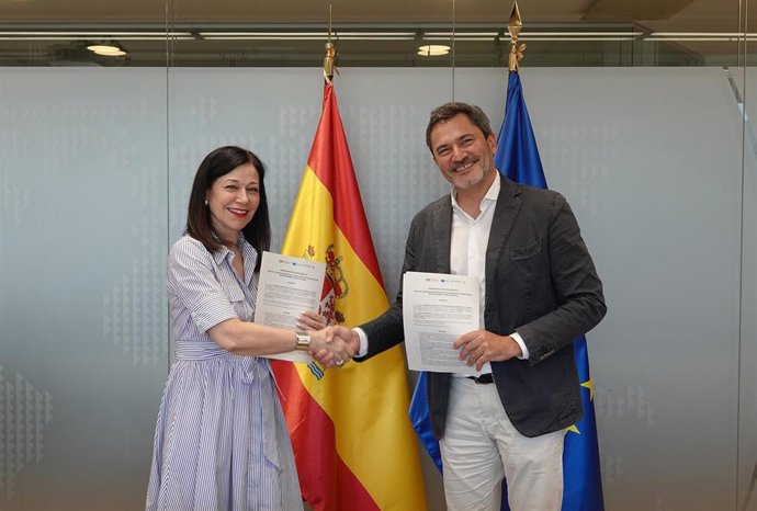 La presidenta y consejera delegada de Cofides, Ángela Pérez, y el fundador de Bolsa Social, José Moncada.