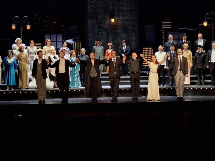 El público llena el Teatro Principal en el estreno de Don Pasquale, de Donizetti.