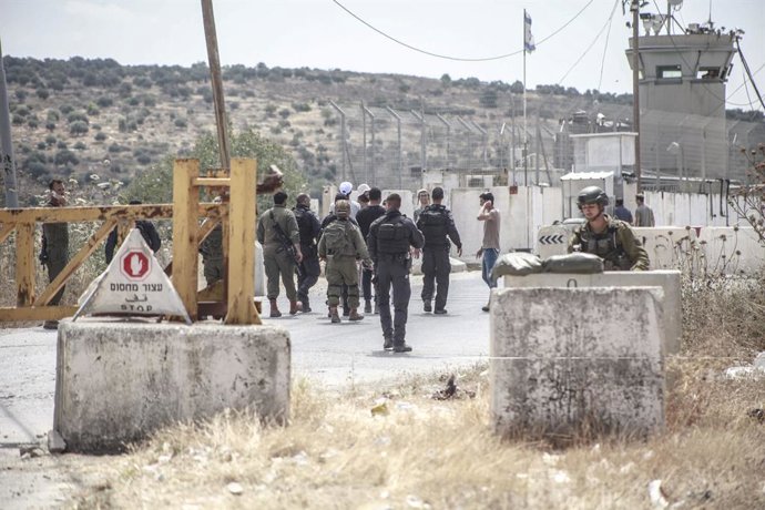 Archivo - 30 May 2024, Palestinian Territories, Nablus: Jewish settlers protest and close the Israeli-controlled Beit Furik military checkpoint in front of Palestinians after a run-over attack in which two Israeli soldiers were killed a day ago, in the no