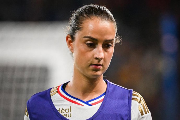 Archivo - La centrocampista alemana Sara Däbritz, en un calentamiento con el Olympique de Lyon.